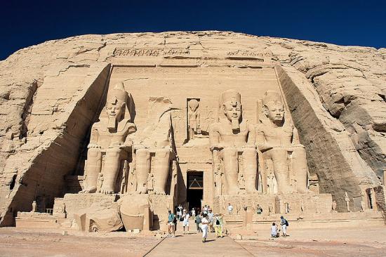 800px-abu-simbel-ramesses-temple-front-egypt-oct-2004.jpg